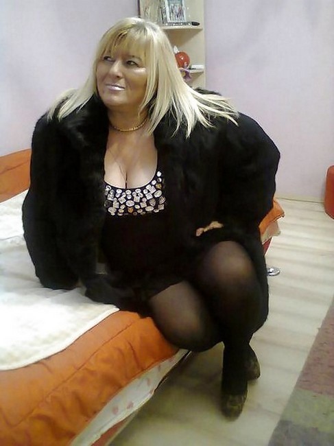 Belle jeune fille attend un mec sur Valenciennes pour une rencontre sexuelle.